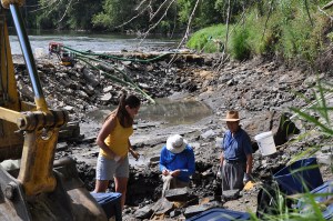 Paul Liu (right) with colleagues Carrie Davis and Robert McKay of the Iowa Geological Survey in 2010, at the excavation pit in the diverted Iowa River. Image from the IGS website.